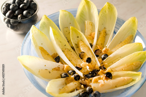 Salad of endivias with espagraines and Arandanos