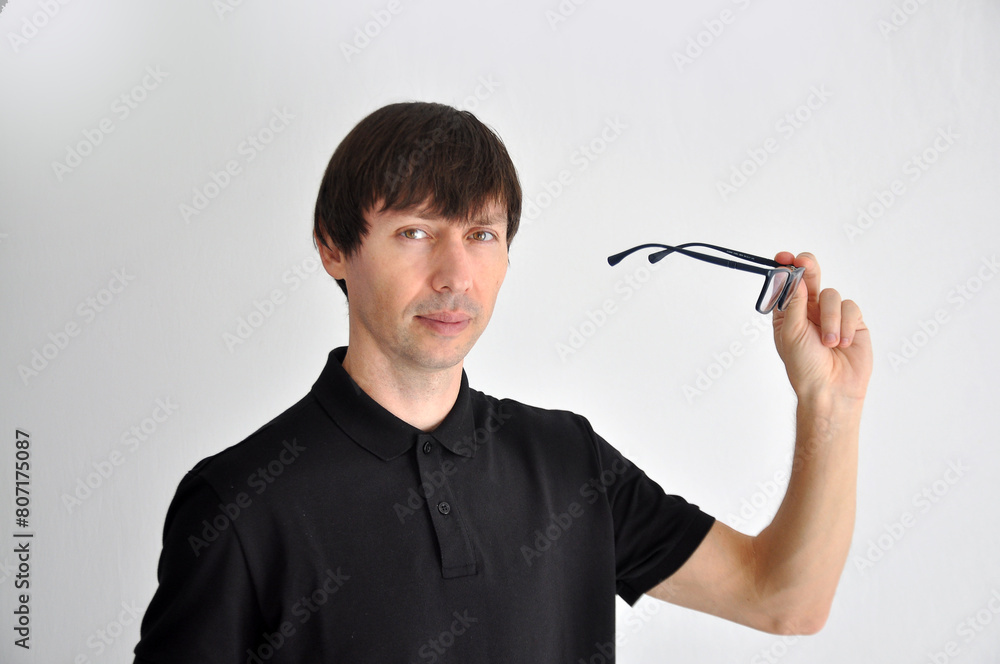 homem segurando oculos homem segurando oculos