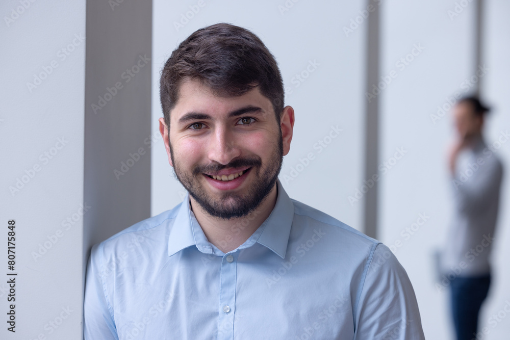 portrait d'un beau jeune homme sérieux de 25 ans , employé de bureau, cadre ou homme d'affaires qui pose dans les locaux de son entreprise. Il regarde la caméra portrait d'un beau jeune homme sérieux de 25 ans , employé de bureau, cadre ou homme d'affaires qui pose dans les locaux de son entreprise. Il regarde la caméra