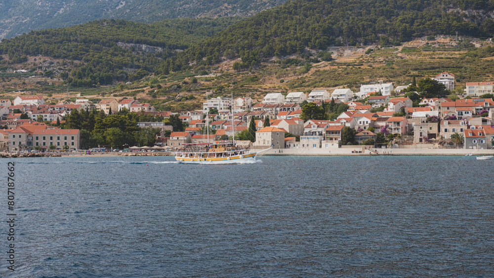 Fototapeta premium Wakacyjny rejs po wodach Adriatyku, u wybrzeży słonecznej Chorwacji