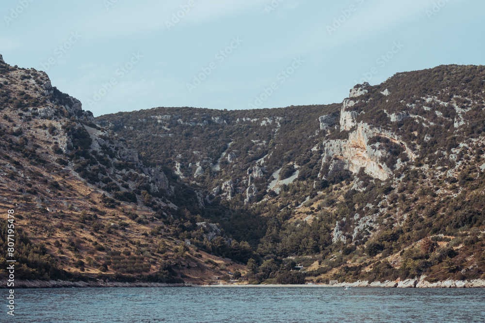 Wakacyjny rejs po wodach Adriatyku, u wybrzeży słonecznej Chorwacji