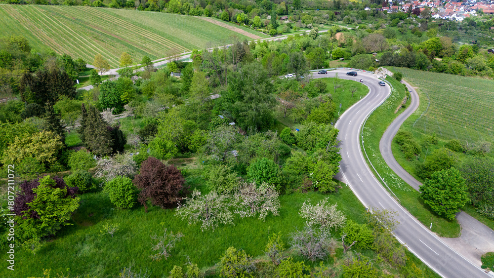 Straße vor einem dorf in Deutschland von oben fotografiert an einem sonnigen frühlingshaften tag von der dji air drei Straße vor einem dorf in Deutschland von oben fotografiert an einem sonnigen frühlingshaften tag von der dji air drei