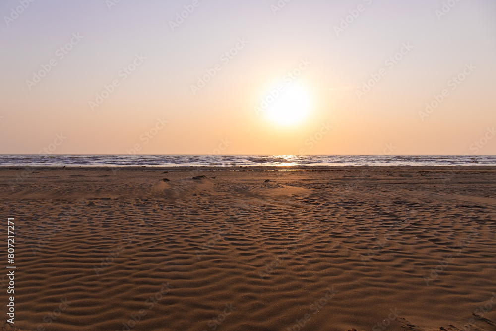 Naklejka premium Beautiful sunrise over the sea.