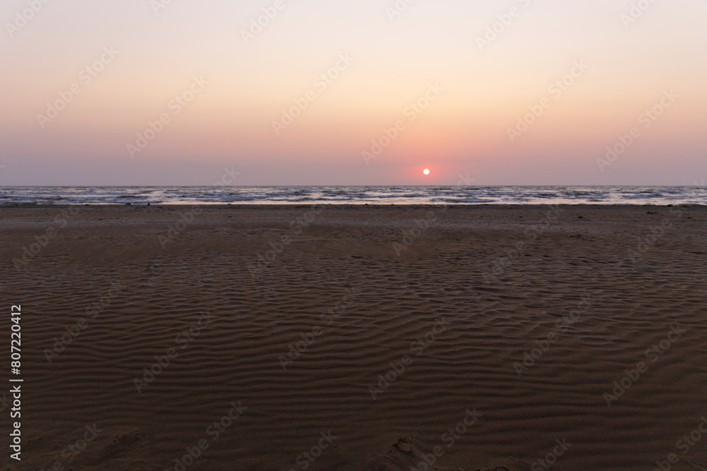 Naklejka premium Beautiful sunrise over the sea.