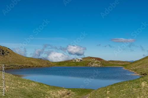 Il lago Scaffaiolo e i suoi riflessi a maggio © PgP