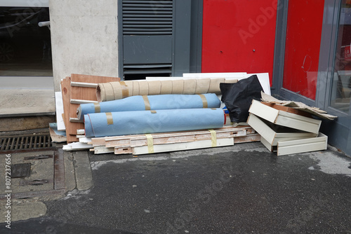 Dépot de rouleaux de moquette et déchets dans la rue photo