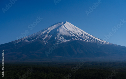 A cloudless sky stretching for miles, alongside the majestic Mount Fuji, a landmark of Japan.