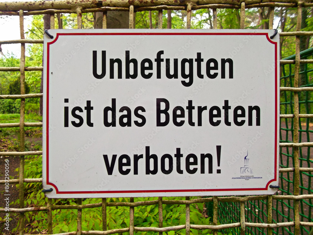 Verbotsschild mit der Aufschrift - Unbefugten ist das betreten verboten Verbotsschild mit der Aufschrift - Unbefugten ist das betreten verboten