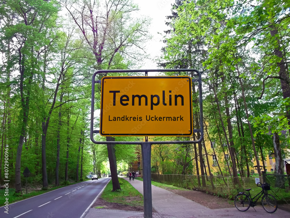 Ortseingangsschild mit der Aufschrift - Templin - Landkreis Uckermark
