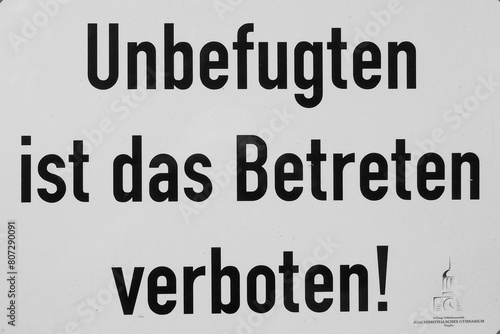 Verbotsschild mit der Aufschrift - Unbefugten ist das betreten verboten photo