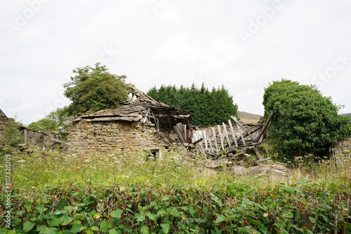 Verfallenes Haus in englischer Landschaft