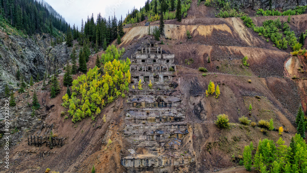 Obraz premium Sunnyside Mill foundation & ruins Perched on Mountain Slope