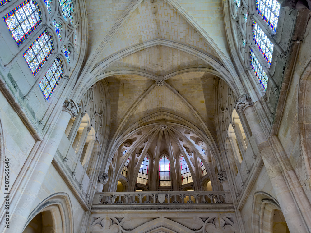 Fototapeta premium Gothic architecture with vaulted ceilings and stained glass