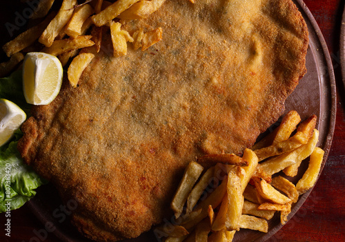 Comida de pizzería y roticería deliciosa y colorida: pizzas, empanadas, pollo al spiedo, canastitas, milanesa, tartas, papas fritas, carne, queso, lechuga, tomate, cebolla, verdeo, aceituna, huevo
 photo