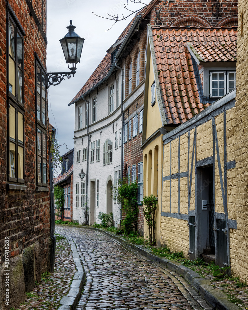 Obraz premium Narrow street in old town of Lüneburg, Lower Saxony, Germany