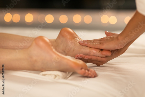 Foto A person receives a soothing foot massage at a tranquil spa