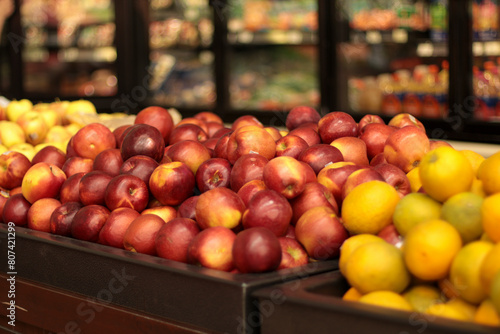 Manzanas acomodadas en un supermercado para el consumo 