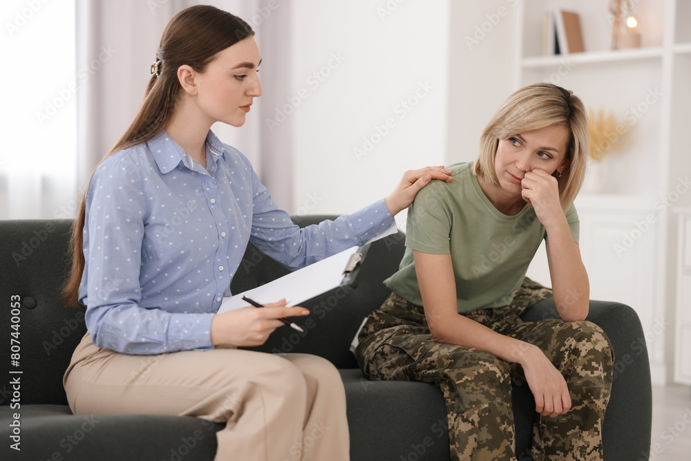 Obraz premium Psychotherapist working with military woman on sofa in office