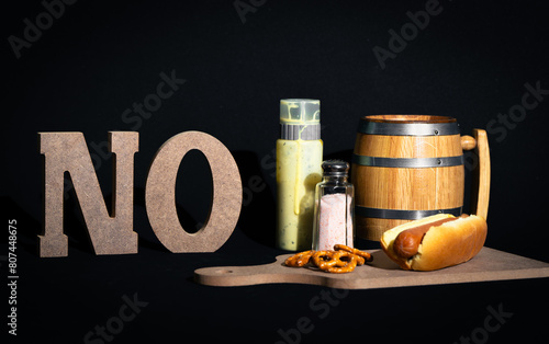 Alimentos no saludables que pueden hacer daño si se consumen de manera frecuente con un letrero que dice NO al costado photo