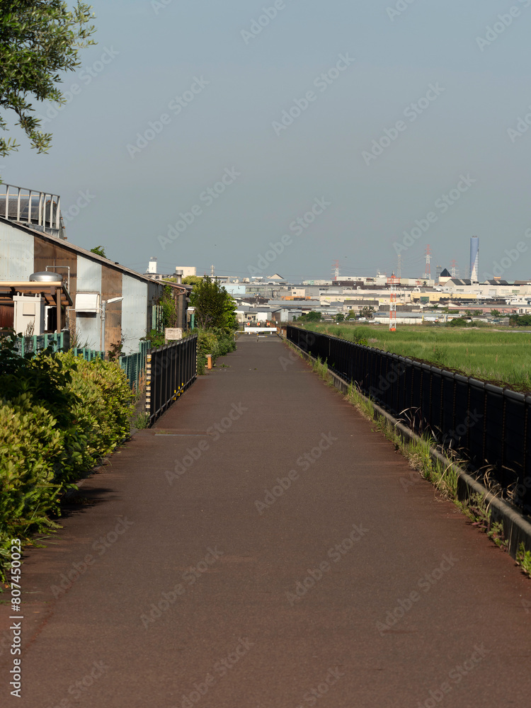 八尾空港南遊歩道から見る街の風景