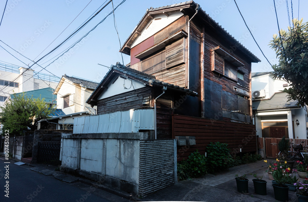 老朽化した家,日本の古い家,狭小住宅,一戸建て,一軒家,古い家,昭和建築,