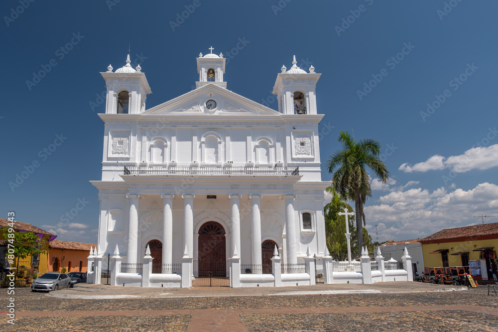 Obraz premium Santa Lucia cathedral - main church painted in bright white color in a small tourist town of Suchitoto, El Salvador.