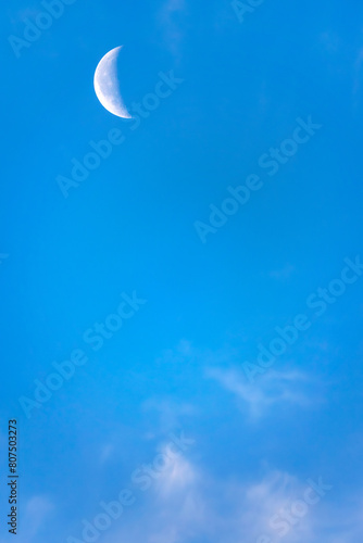 青空と雲と下弦の朝の月20240503