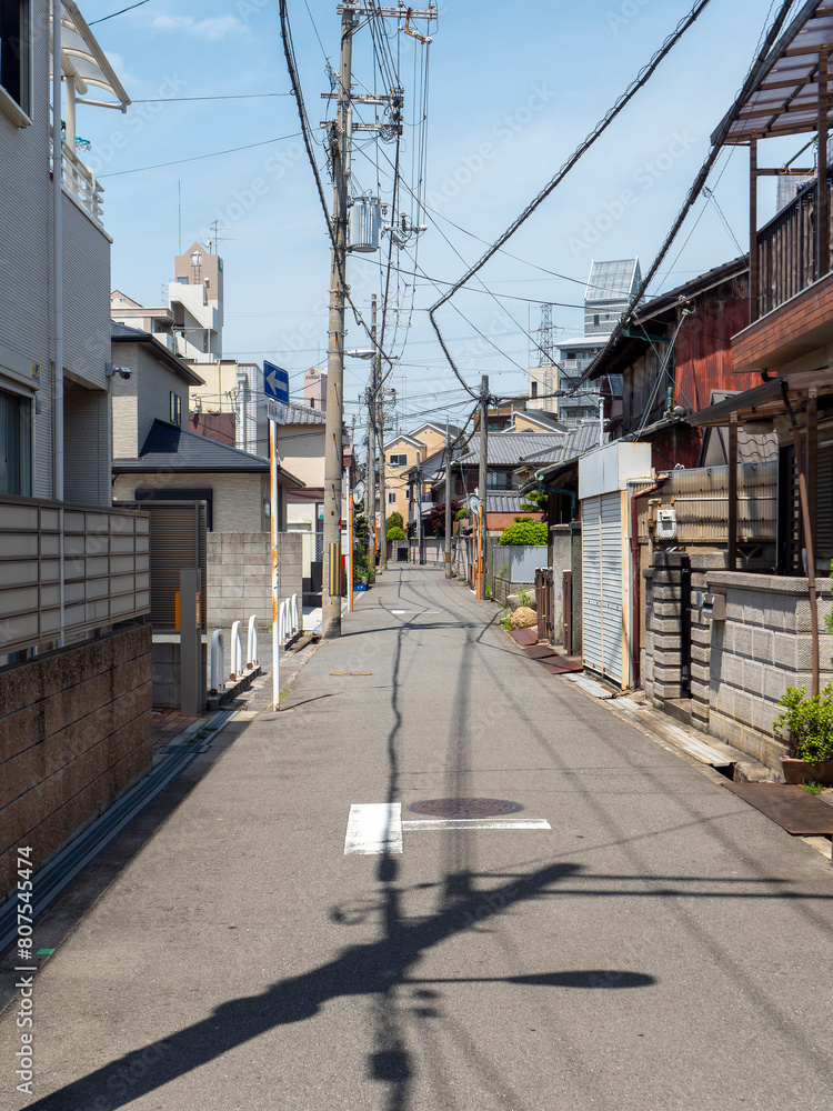 大阪の住宅密集地と道路の風景