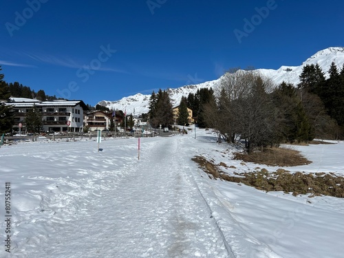 Excellently arranged and cleaned winter trails for walking, hiking, sports and recreation in the area of the tourist resorts of Valbella and Lenzerheide in the Swiss Alps - Switzerland (Schweiz) © Mario