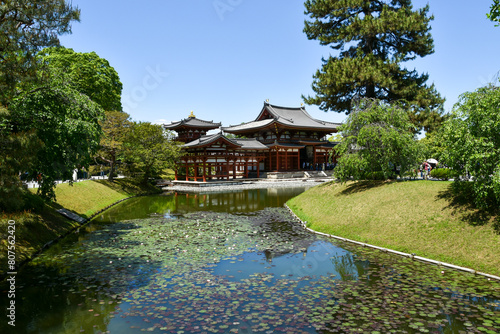 平等院鳳凰堂と池に映る青空