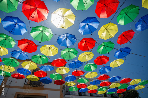 Paraguas de colores colgados en las calles de Malpartida