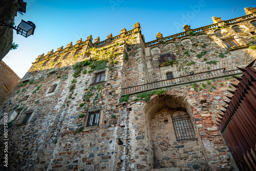 Vista panorámica del casco histórico de la ciudad española de Cáceres con vistas a los tejados de tejas marrones de edificios antiguos alrededor de la plaza principal en el soleado día de primavera