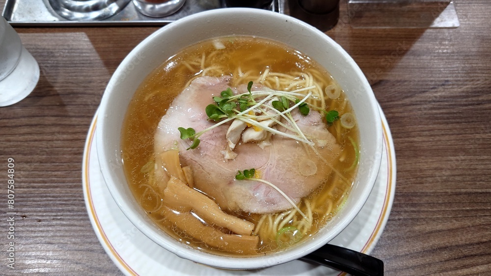 大きなチャーシューの乗った塩ラーメン 大きなチャーシューの乗った塩ラーメン