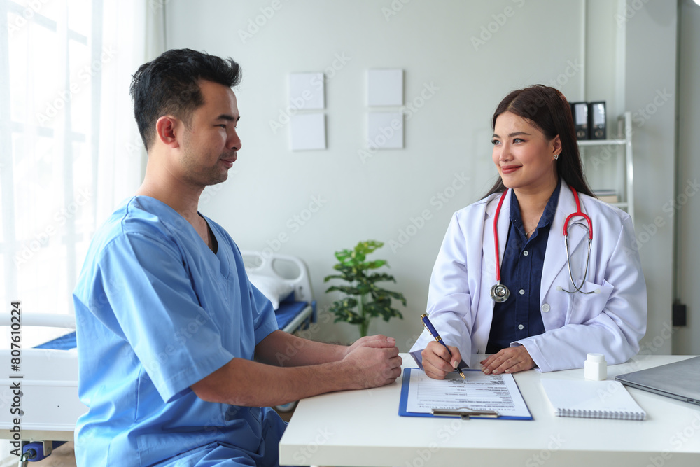 The doctor is examining the patients according to the checklist, annual visits to the doctor for physical examination. And follow the symptom check after taking medicine, health examination concept The doctor is examining the patients according to the checklist, annual visits to the doctor for physical examination. And follow the symptom check after taking medicine, health examination concept