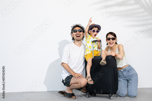 Obraz na płótnie 家族で夏休みのバカンス(海外旅行やビーチやリゾート)などへ行くサングラスをかけたかわいい親子のイメージ 　 イェ～海に行くぞ！！全身