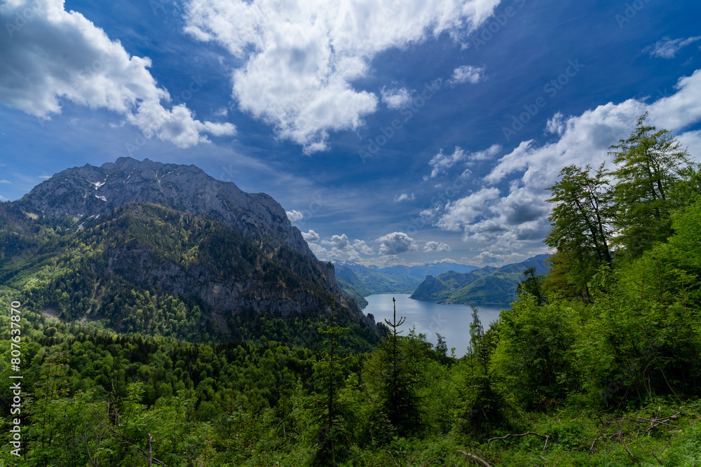 Traunsee im Salzkammergut in Oberösterreich vom Berg mit Blick auf den See und den Bergen Traunsee im Salzkammergut in Oberösterreich vom Berg mit Blick auf den See und den Bergen