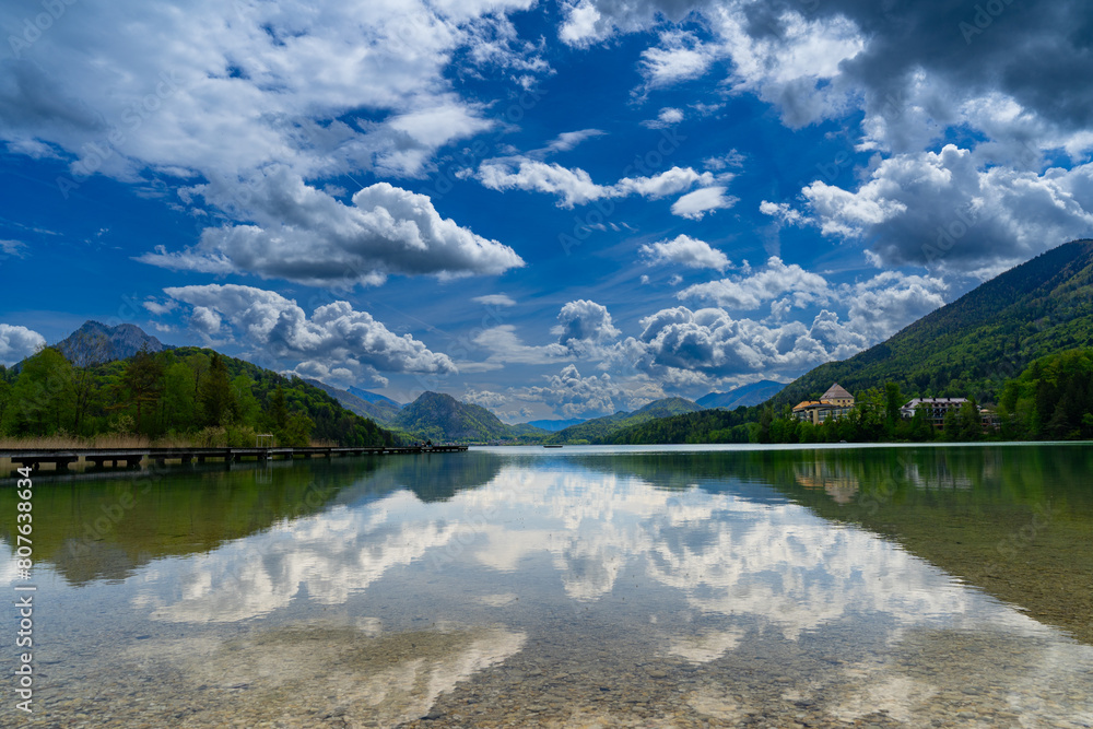 Fuschlsee im Salzkammergut in Österreich mit schönen Wolken Sonne und Spiegelung