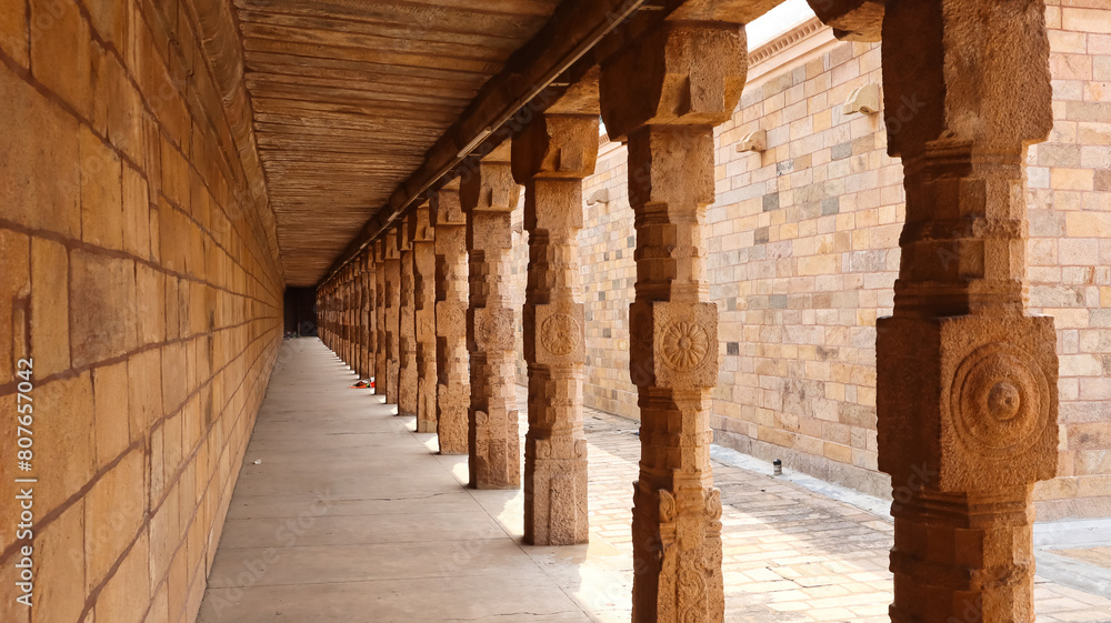 Fototapeta premium Beautiful Carving Details on the Pillars of Sri Rangnatha Swamy Temple, 100 BCE Living Hindu Temple, Srirangam, Tiruchirappalli, Tamil Nadu, India.