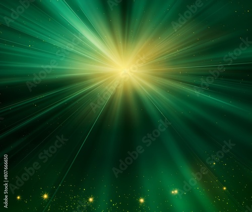 Ausbruch aus grünem Licht, abstrakte schöne Lichtstrahlen auf dunkelgrünem Hintergrund, goldgrün funkelnder Hintergrund mit Kopierraum © May