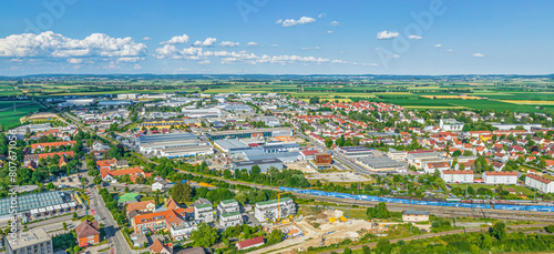 Blick auf die Stadt Nördlingen im Geopark Ries in Nordschwaben © ARochau