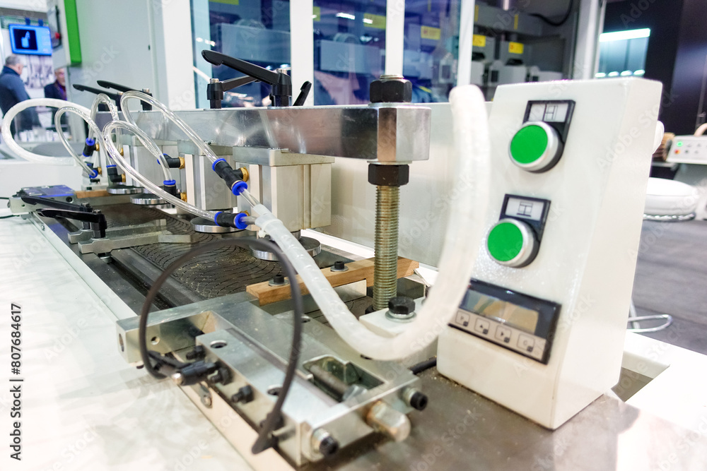Automatic single-sided spike cutting machine for milling spikes of all types Automatic single-sided spike cutting machine for milling spikes of all types