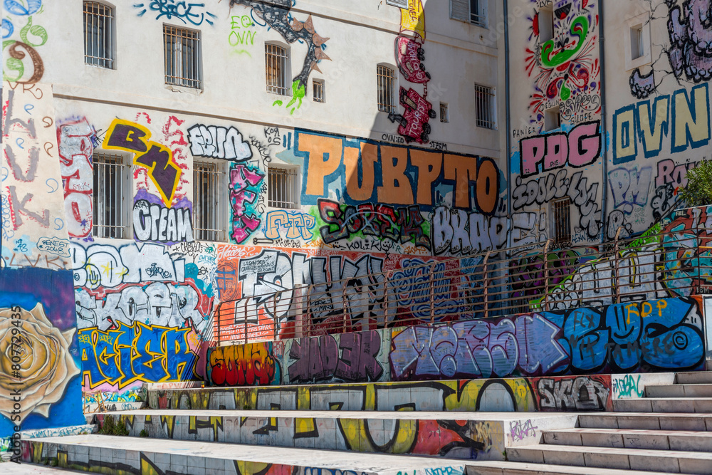 Obraz premium Murs de graffitis dans le quartier du Panier à Marseille
