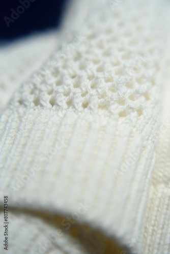 Detalle de cintura en jersey de lana blanca y ganchillo