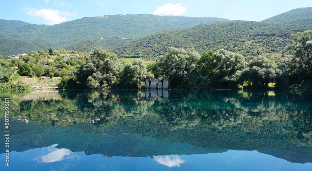 Fototapeta premium Lago di Capodacqua, Atlantide d'Abruzzo, Capestrano