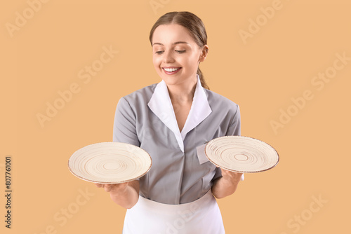 Beautiful young waitress wi...