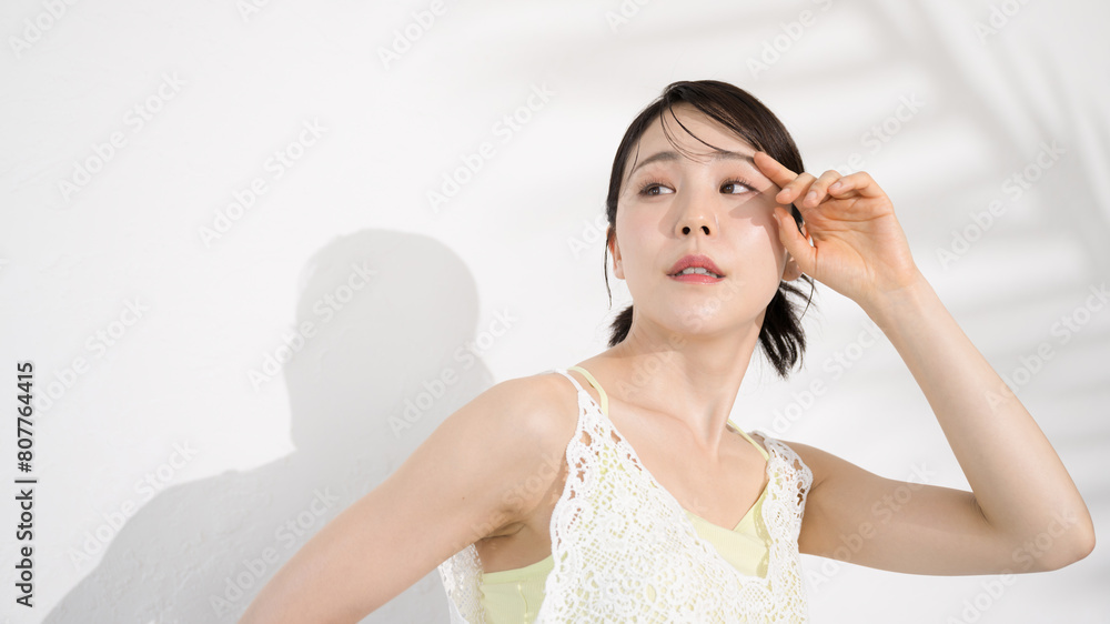 Beauty image of summer Young woman looking up, concerned about the sun's ultraviolet rays Natsumi White, who does not burn, or whitening image. Beauty image of summer Young woman looking up, concerned about the sun's ultraviolet rays Natsumi White, who does not burn, or whitening image.