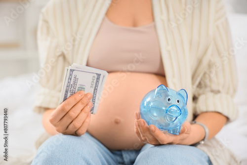 Young pregnant woman with p...