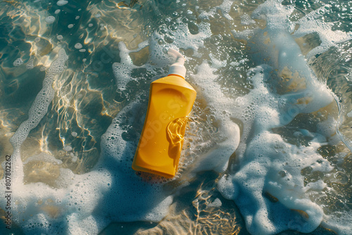 Bote de protector solar sobre el mar.  Sun lotion with waves.