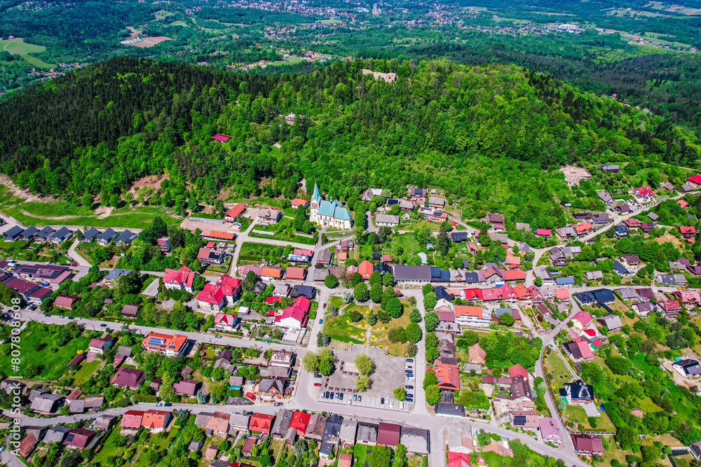 Lanckorona – wieś w Polsce, położona w województwie małopolskim, w powiecie wadowickim. Panorama z lotu ptaka.