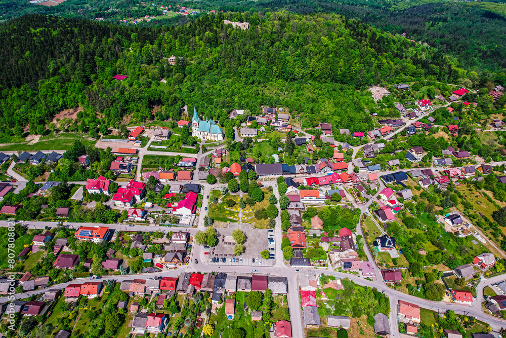 Lanckorona – wieś w Polsce, położona w województwie małopolskim, w powiecie wadowickim. Panorama z lotu ptaka.